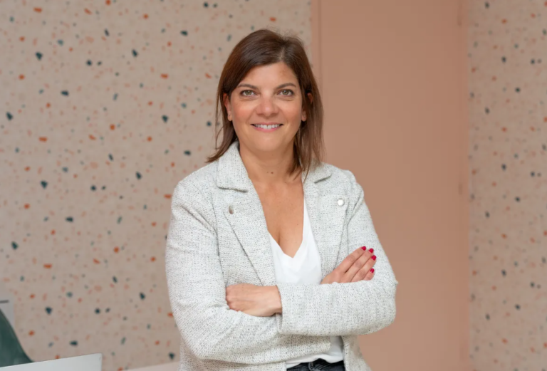 Emilie Fiol dans son bureau de conseil en gestion de patrimoine