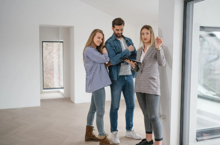 Investir en SCPI couple découvrant un projet immobilier avec une conseillère patrimoniale