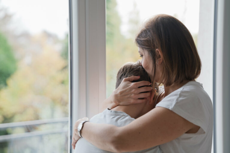 transmission de son patrimoine -Moment de tendresse entre une mère et son enfant illustrant la transmission patrimoniale et la protection familiale