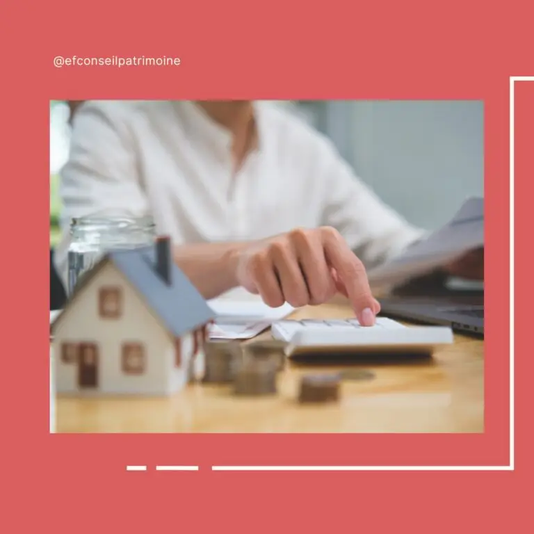 Personne étudiant un projet d'investissement immobilier ou SCPI avec des documents, une calculatrice